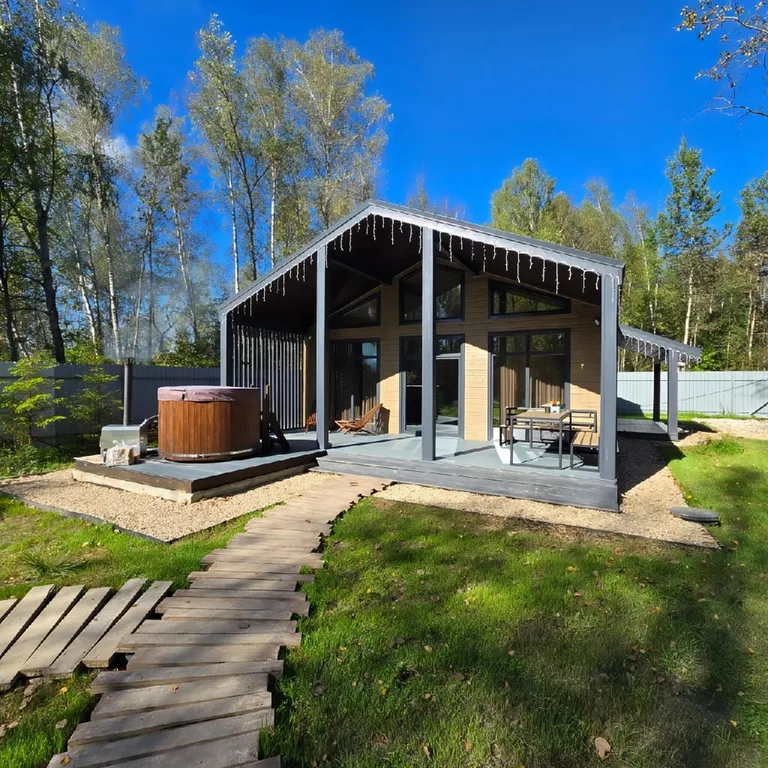 Дом в стиле барнхаус с японской купелью фурако на террасе