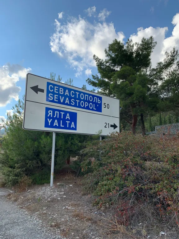 Студия с видом на море диваном и балконом