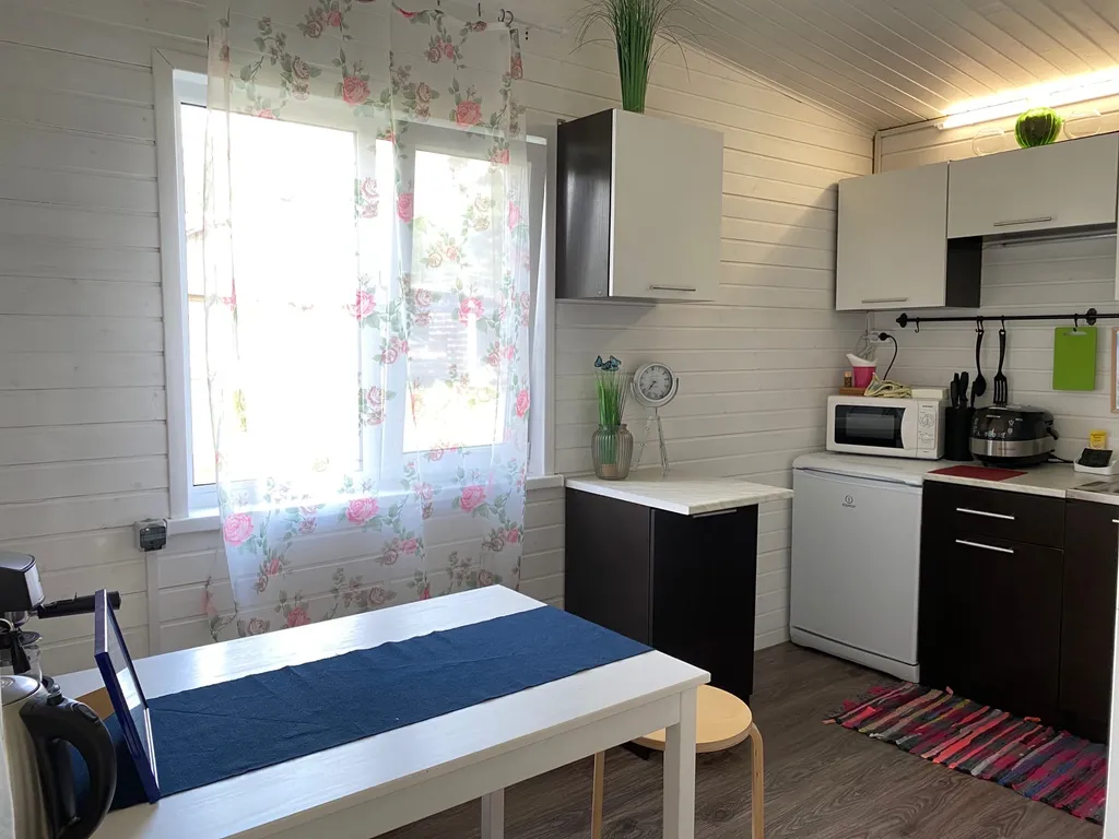 Милый домик у озера с баней