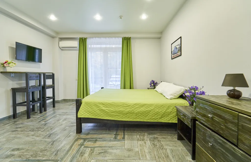 Апартаменты в горах, большая кровать