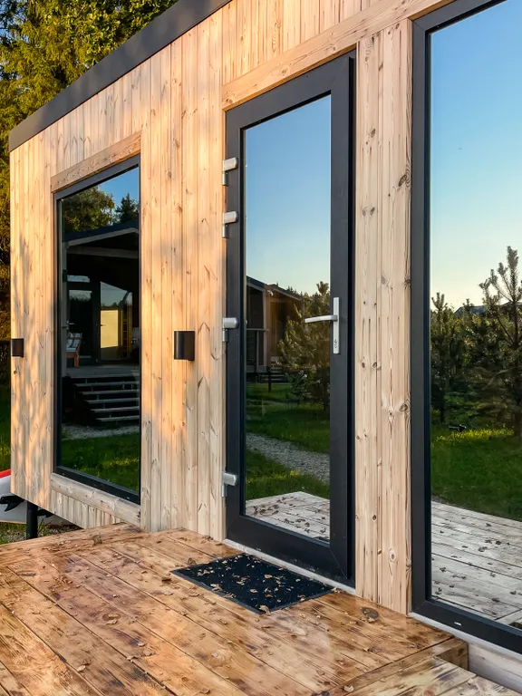 Дом с баней и чаном у воды и леса бохо