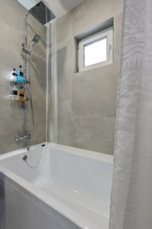 Grey House с дикими зайцами