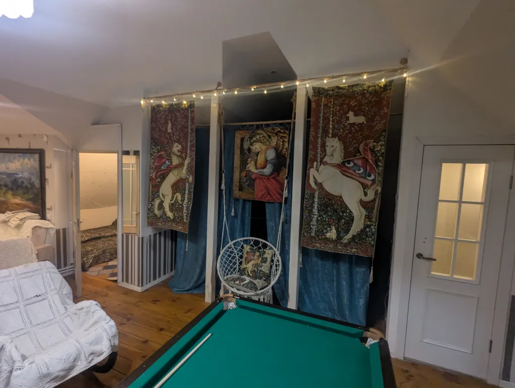 Большой красивый дом с камином в лесу