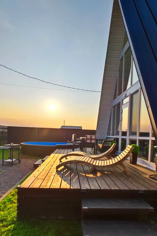 Панорамный домик с теплым бассейном в пяти минутах ходьбы от города