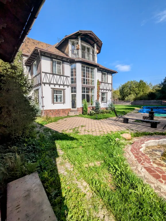 Большой красивый дом с камином в лесу