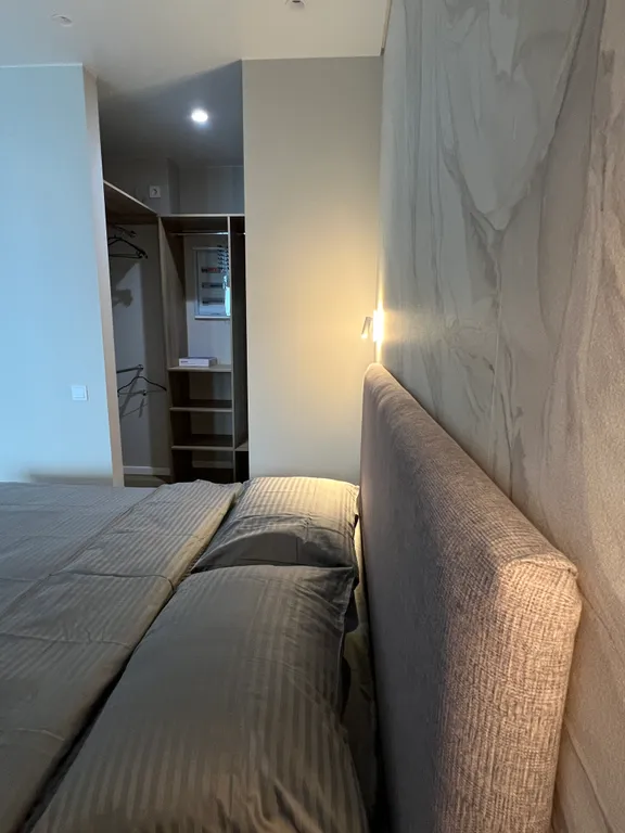 Апартамент с дизайнерским ремонтом с роскошным видом на Русский мост