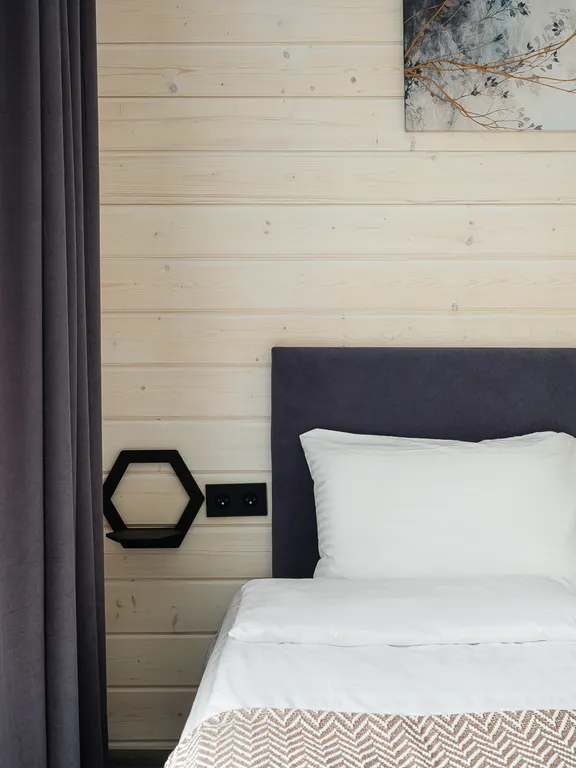 Семейный коттедж с баней и чаном в Шишкин Плейс в хвойном лесу