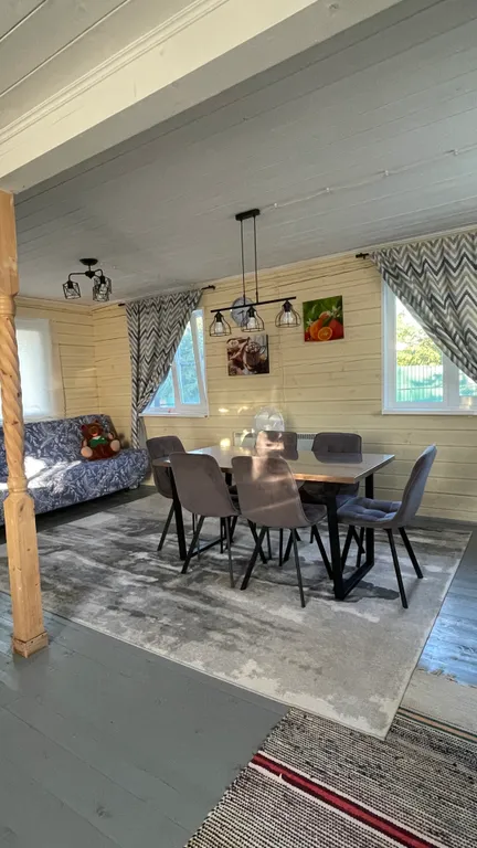 Загородный дом у красивого озера