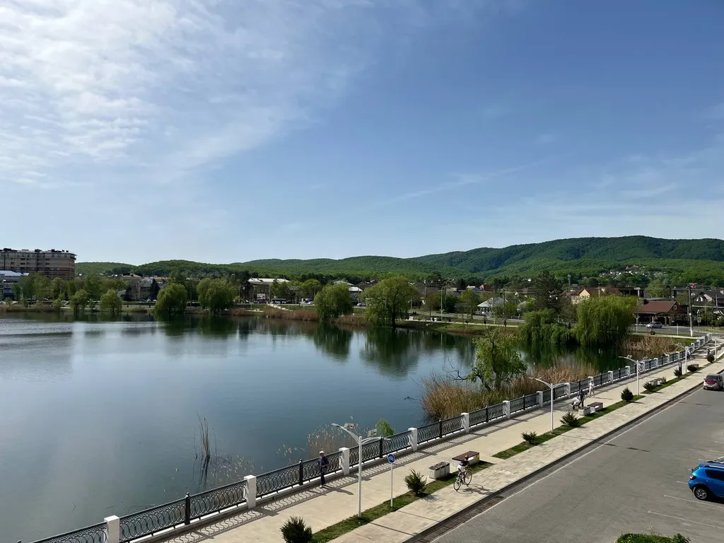 Квартира Светлая, комфортная,  квартира в городском парке с видом на озеро. — Горячий Ключ