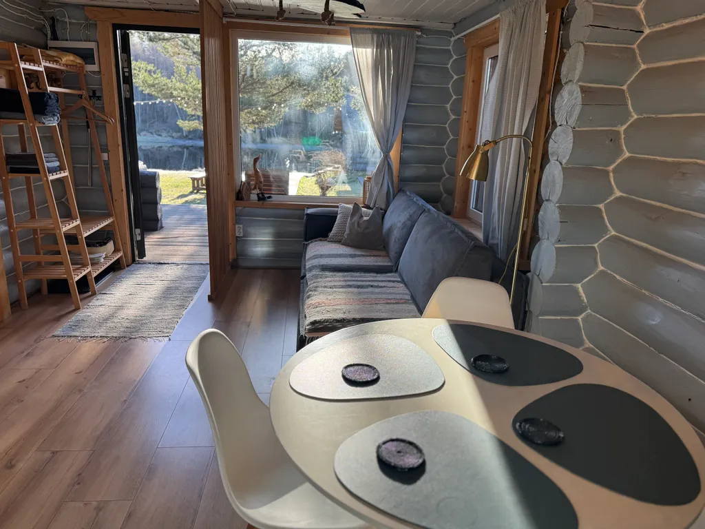 Дом на берегу реки в тихой деревне