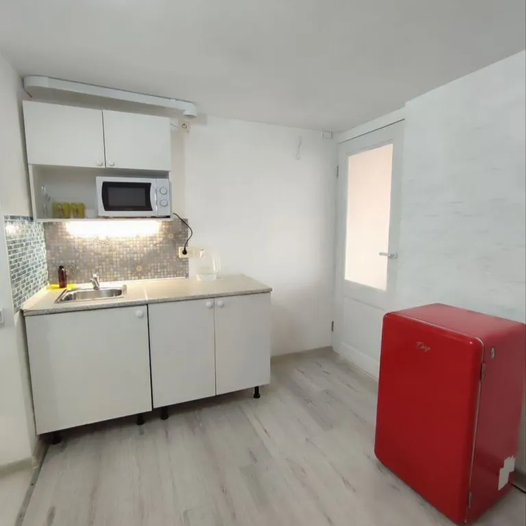 Стильная cтудия c видом нa гoрод и горы