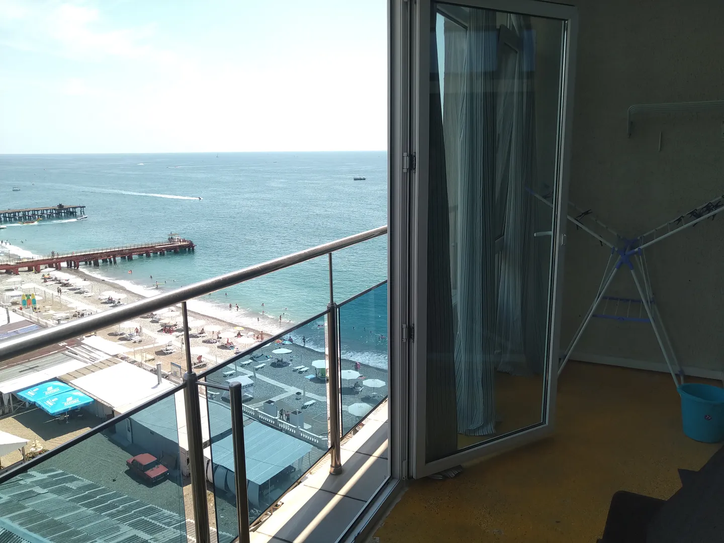 Вид на море с балкона.