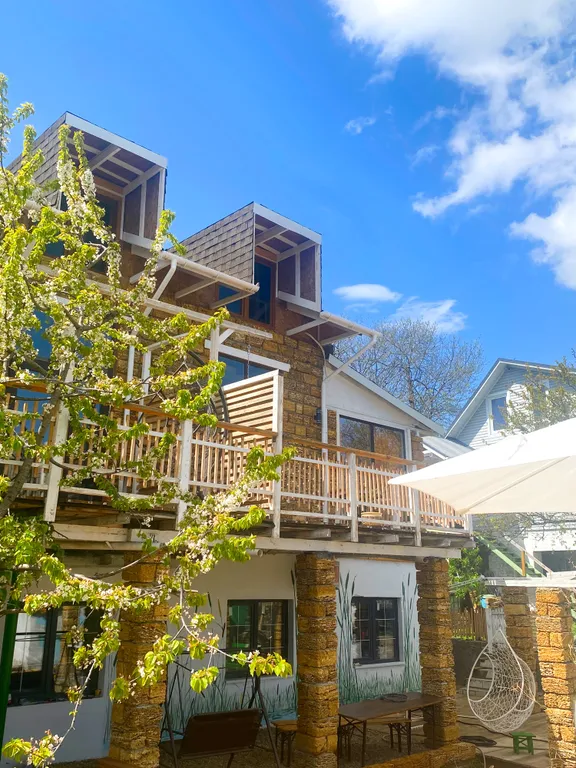 Дом с подогреваем бассейном, зоной отдыха в самом центре Новороссийска