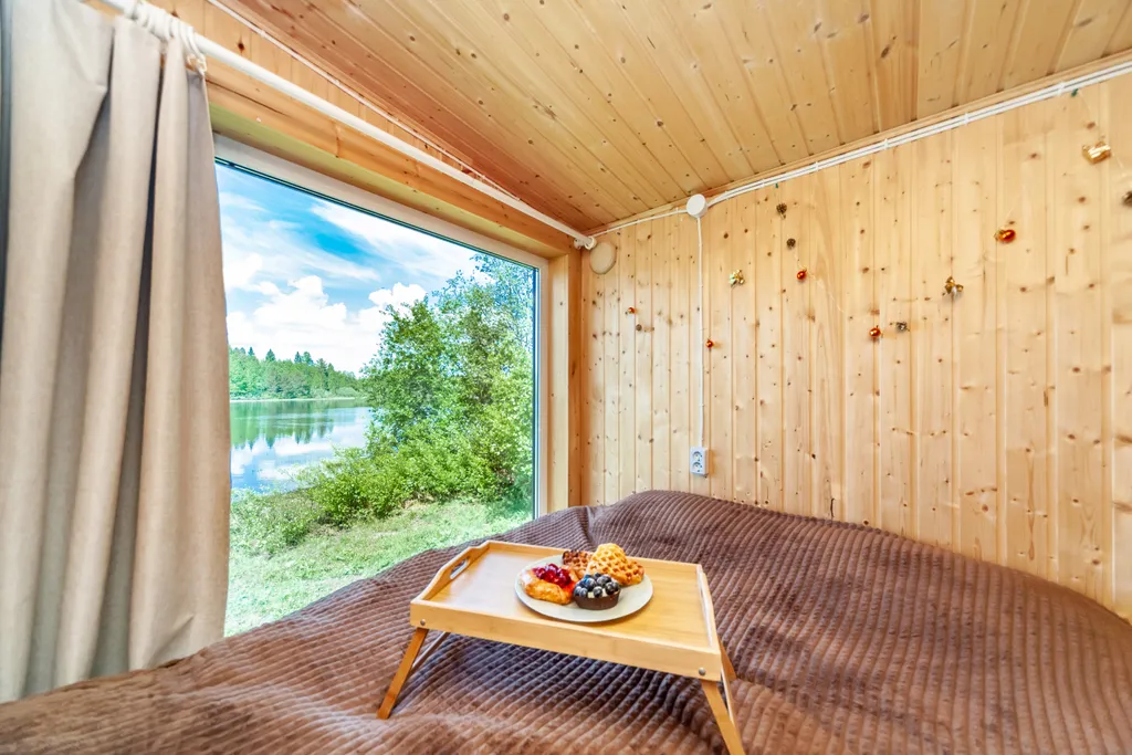 Домик с панорамным окном на берегу озера