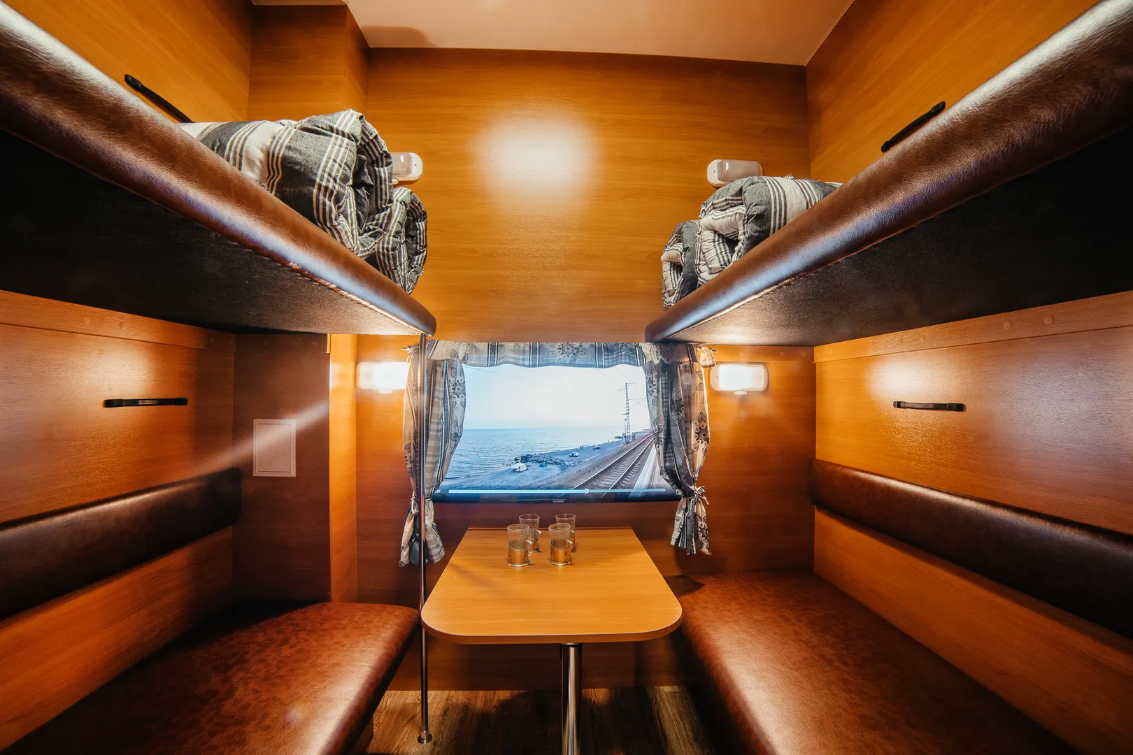 Комната, стилизованная под купе поезда