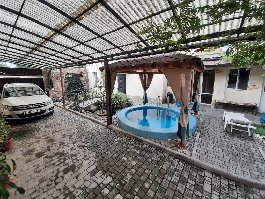 Дом с басейном и беседкой