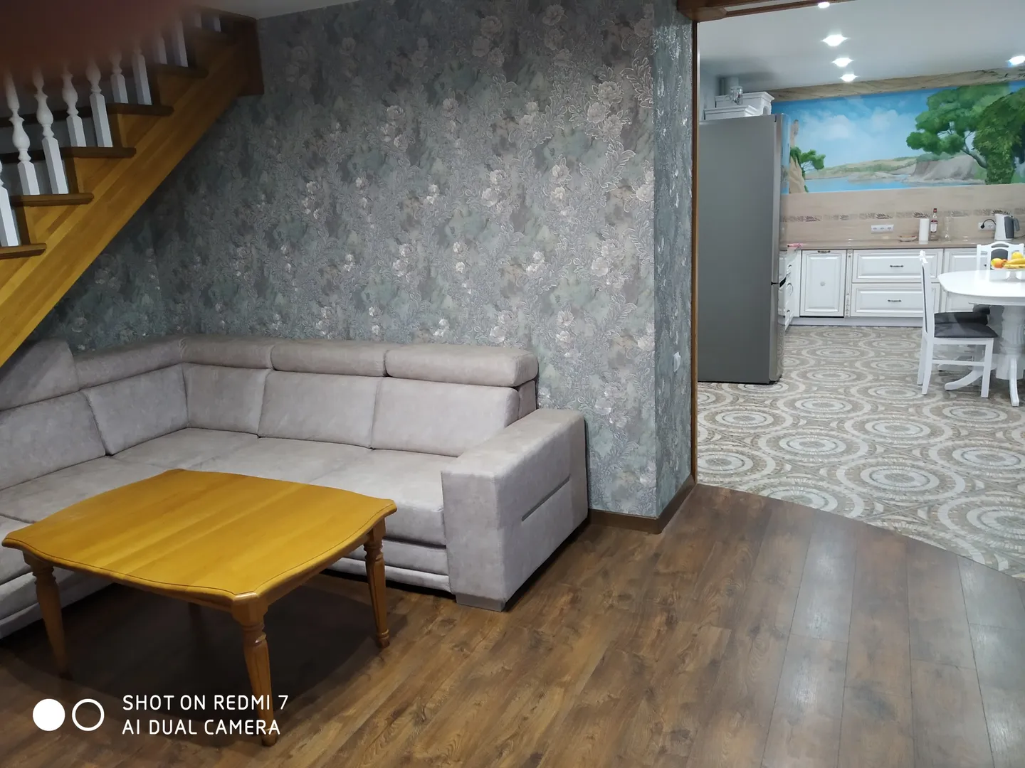 гостиная(угловой диван со спальным местом для двоих размером 140*190)