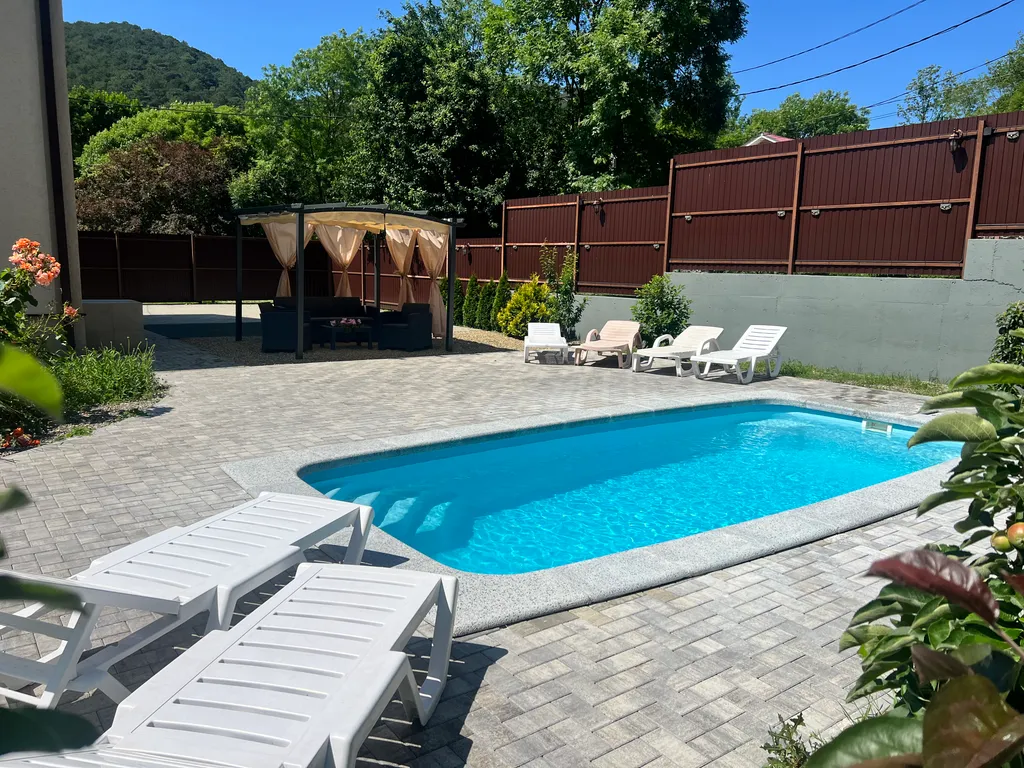 Большой дом с бассейном