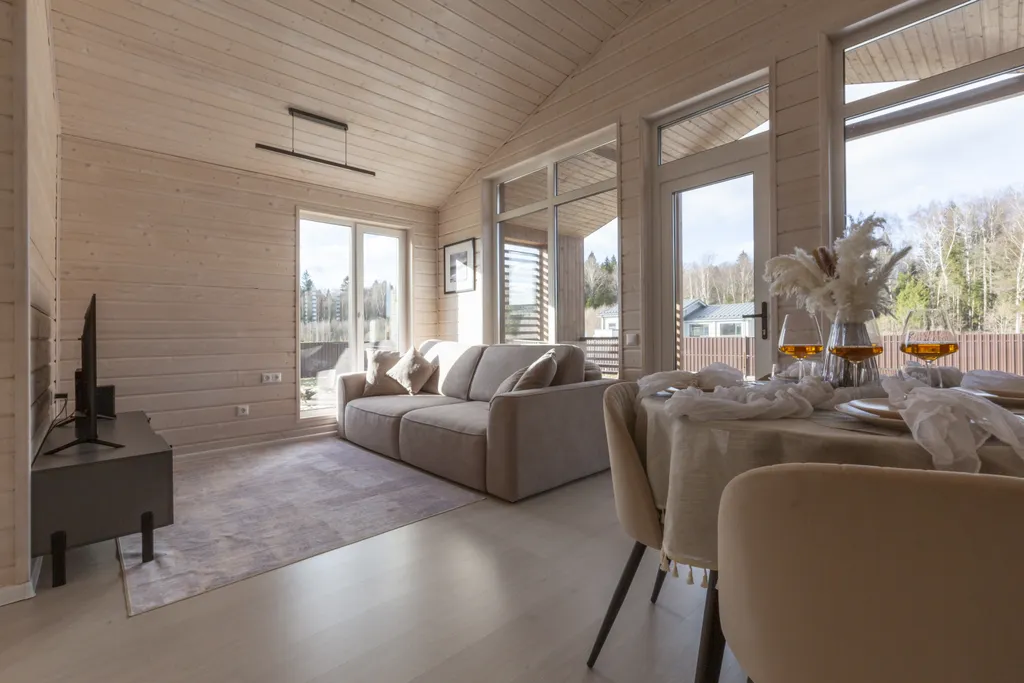 Новый стильный барнхаус с видом на лес