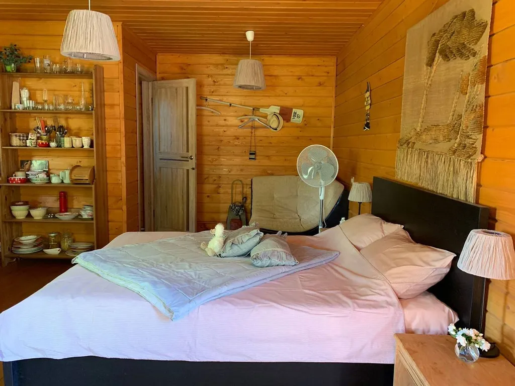 Коттедж Уютный деревянный дом с ландшафтным садом у озера — Шеметово