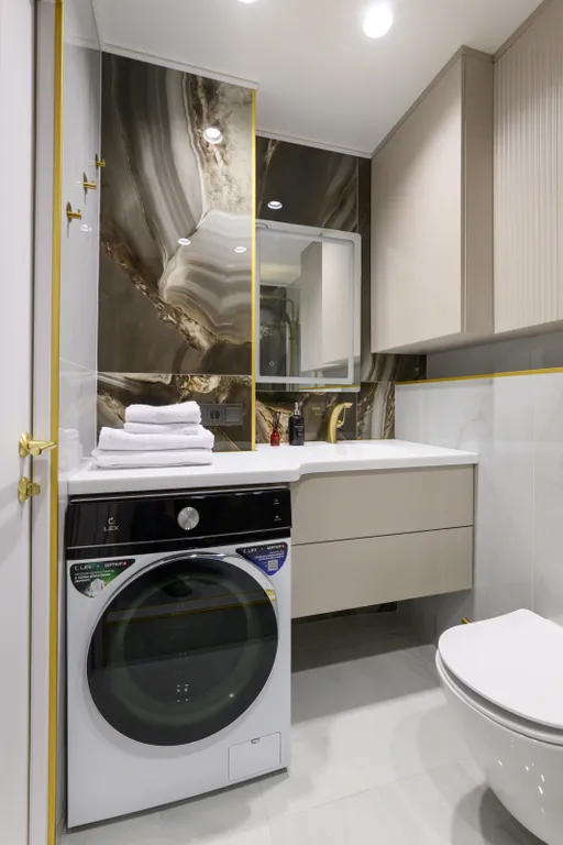 Bишневый aтлac — яркая квартира с биокамином