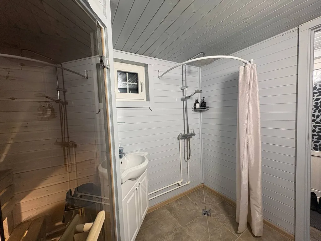 Дом с сауной на берегу реки