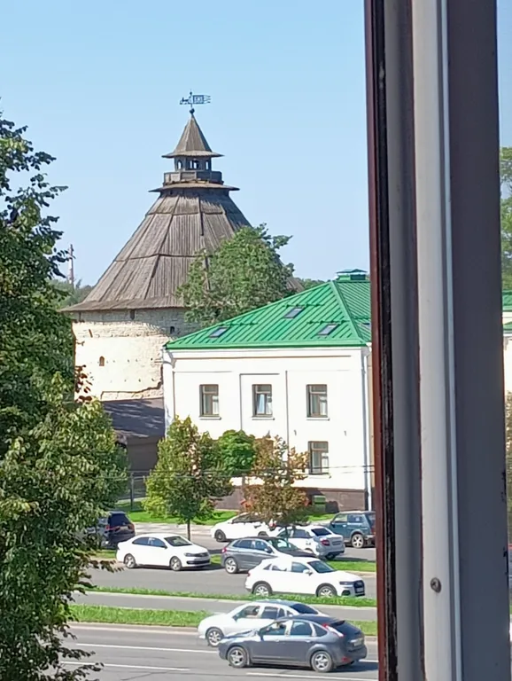 Квартира с видом из окна на покровскую башню и реку великую