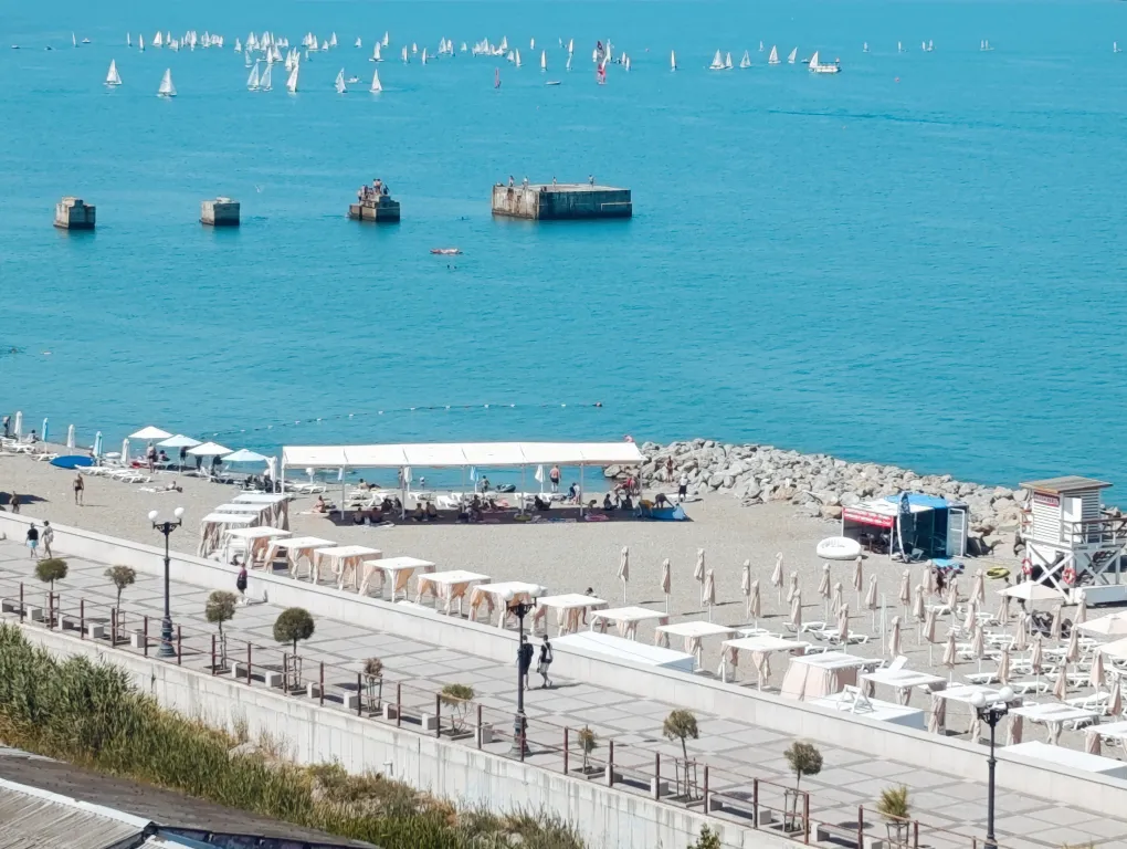 Современная 2-я большая квартира прямо на набережной с пляжем у дома