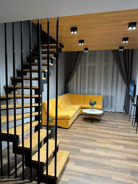 Стильная двухуровневая студия с захватывающим видом на город