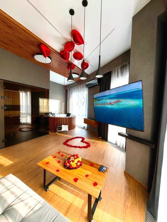 Апартаменты с большой джакузи и камином