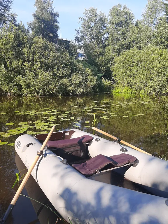 Дом на склоне холма у реки
