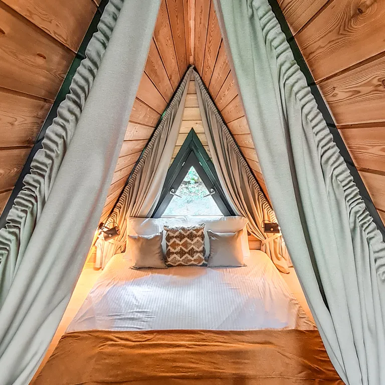 Уютный домик с панорамным видом на горы и лес