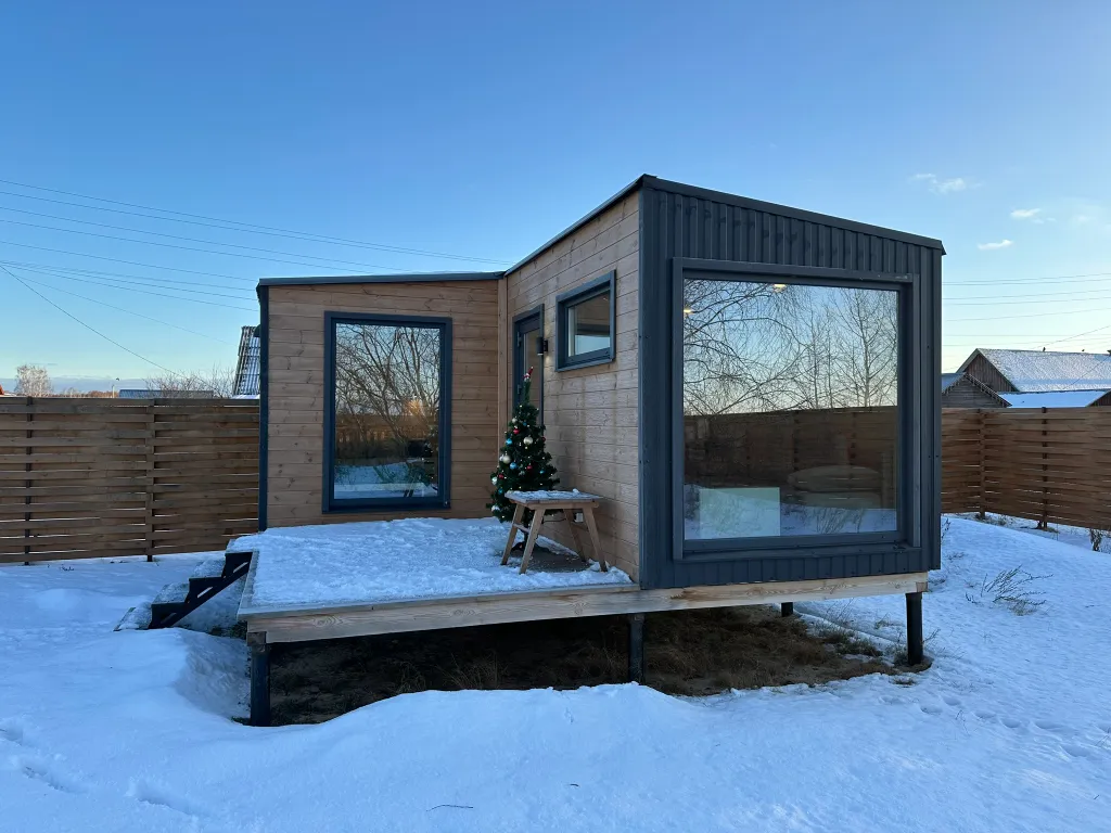 Современный дом на самом берегу реки