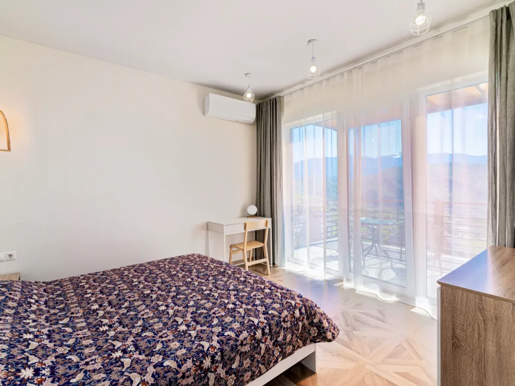 Новый дом с бассейном, сауной и панорамным видом на горы