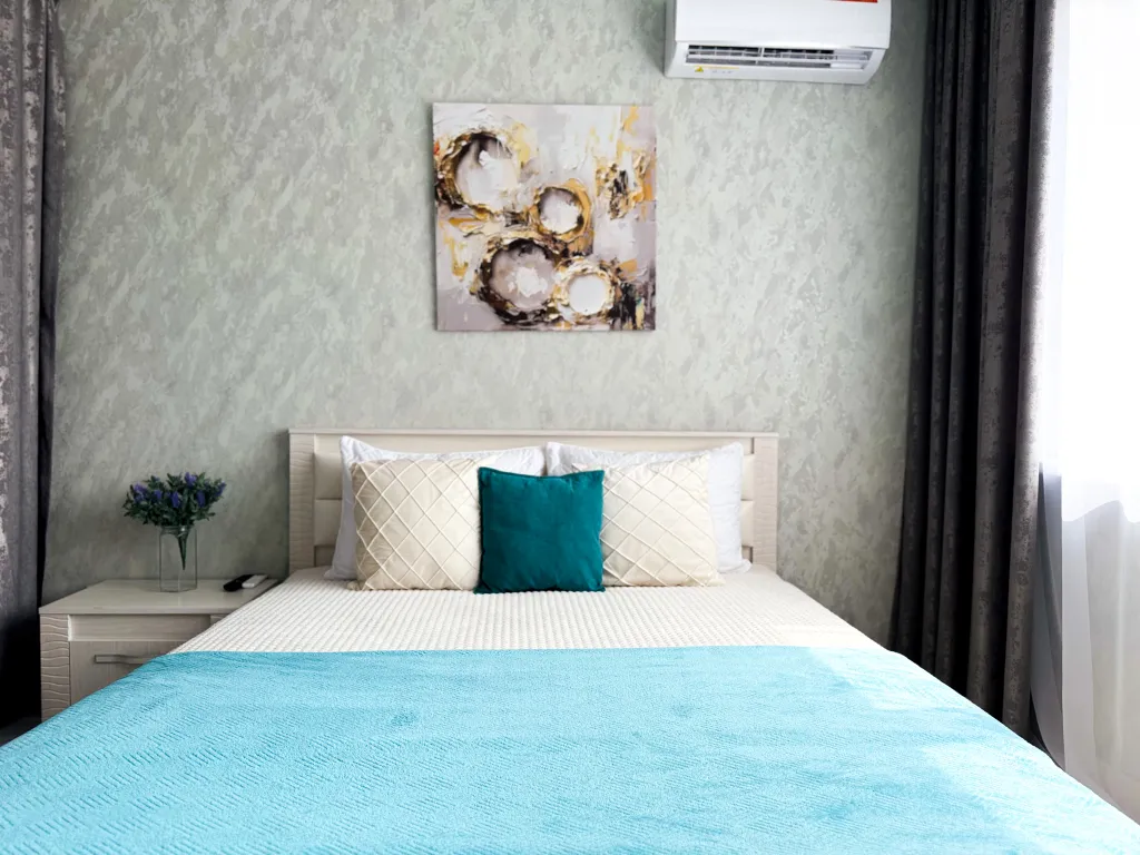 Рядом с ТЦ Круиз