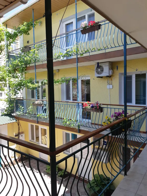 Двух комнатный номер с двумя двух спальными кроватями с видом на город