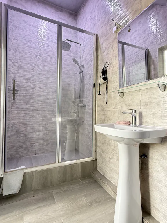 Солнце Ялты у моря с теплым бассейном