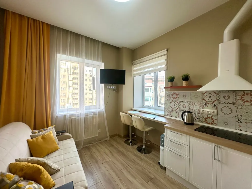 Апартамент с двумя окнами в топовой локации рядом с морем