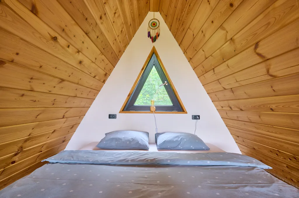 Уютный треугольный домик у леса с видом на горы