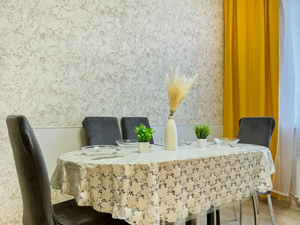 Шикарная 2-комнатная квартира с раздельными комнатами и балконом