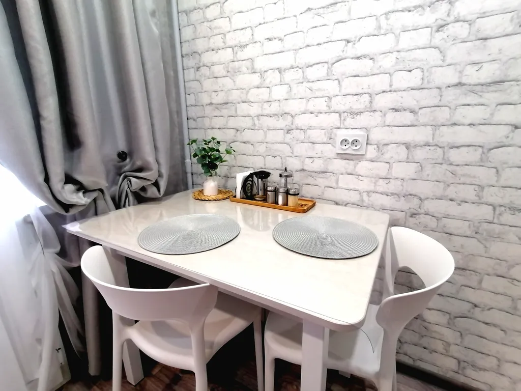 Уютная и тёплая квартира в центре города. Столовая расположена  в доме