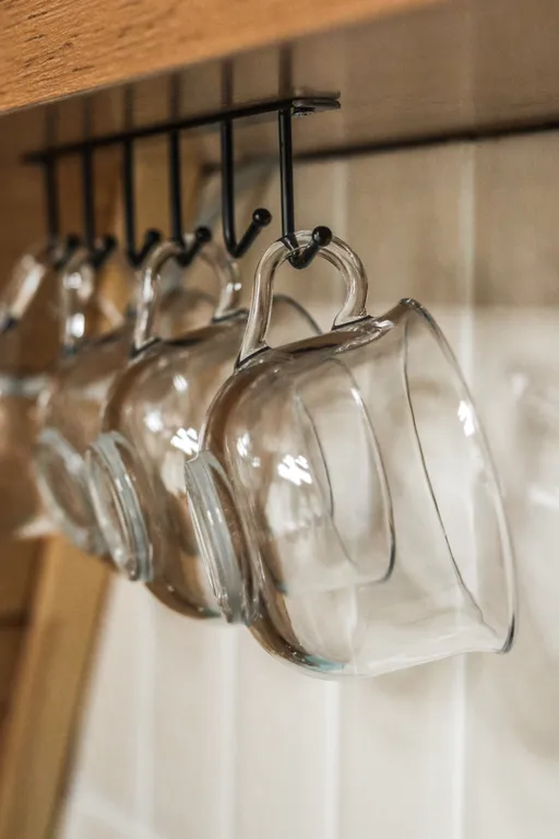 Треугольный домик на склоне горы над ручьём