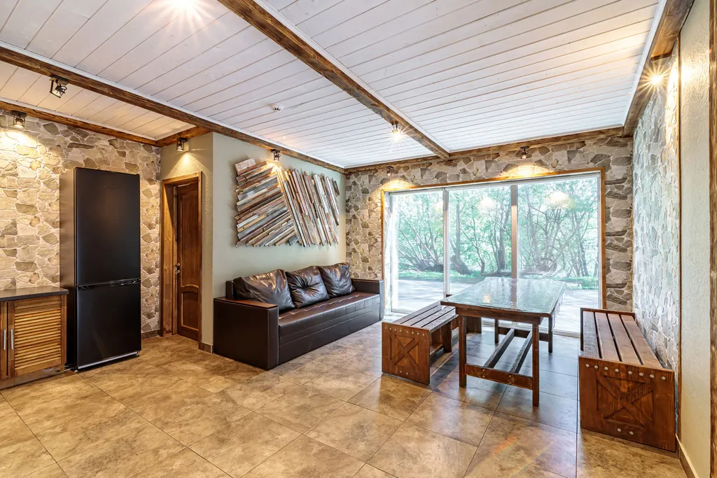 Совершенно новый дом на берегу озера с верандой и русской баней