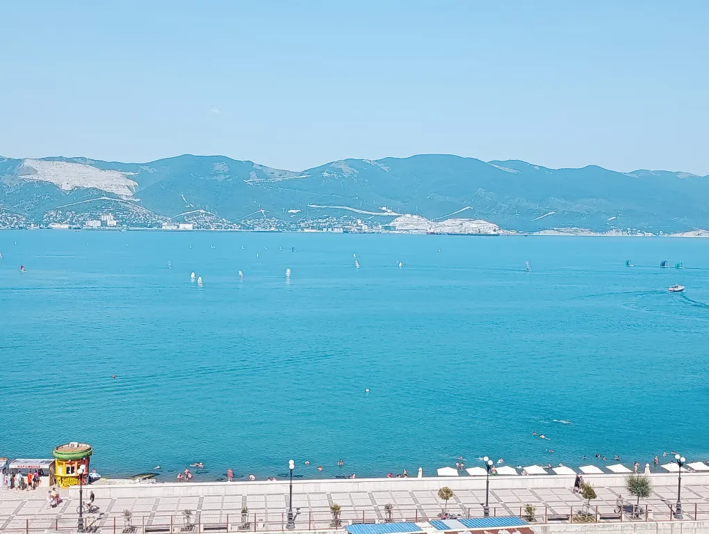 Современная 2-я большая квартира прямо на набережной с пляжем у дома