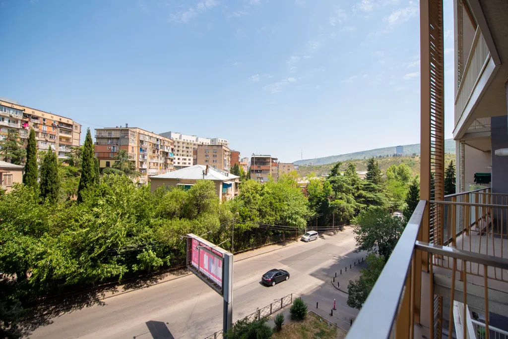 Светлая квартира с видом на город и Мтацминду