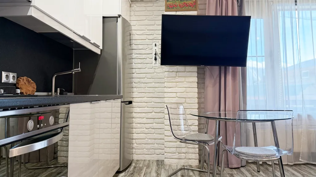 Просторная студия с большим окном в центре Красной Поляны