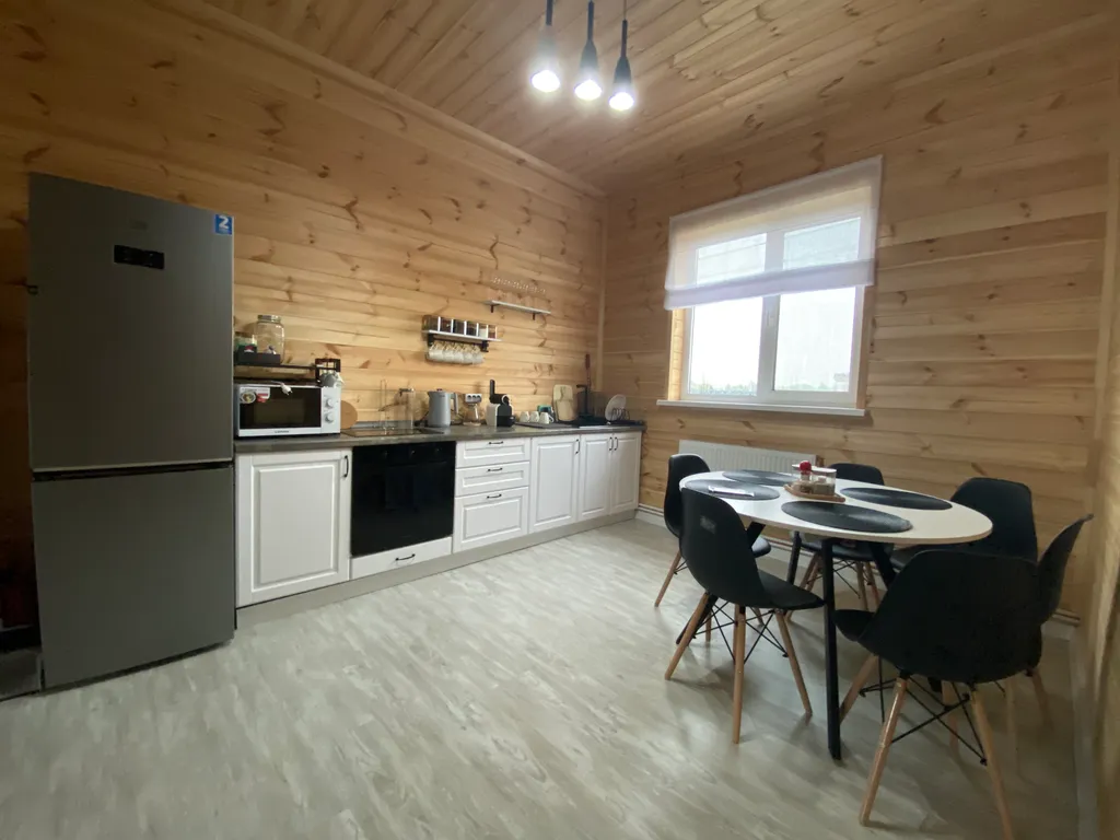 Домик у воды в окружении леса