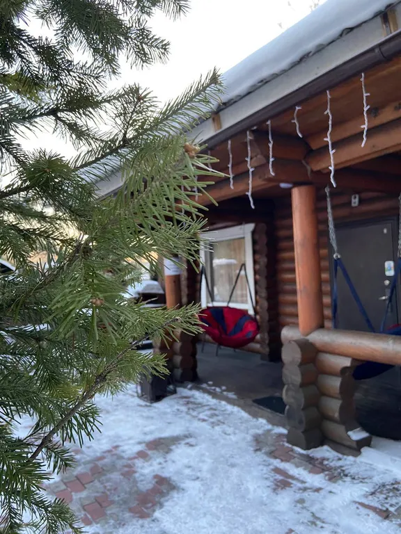 Домик на базе отдыха с бассейном 2