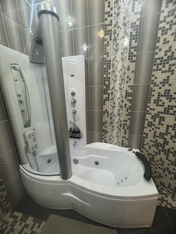 Элитная квартира с джакузи и прекрасным видом на город в самом центре