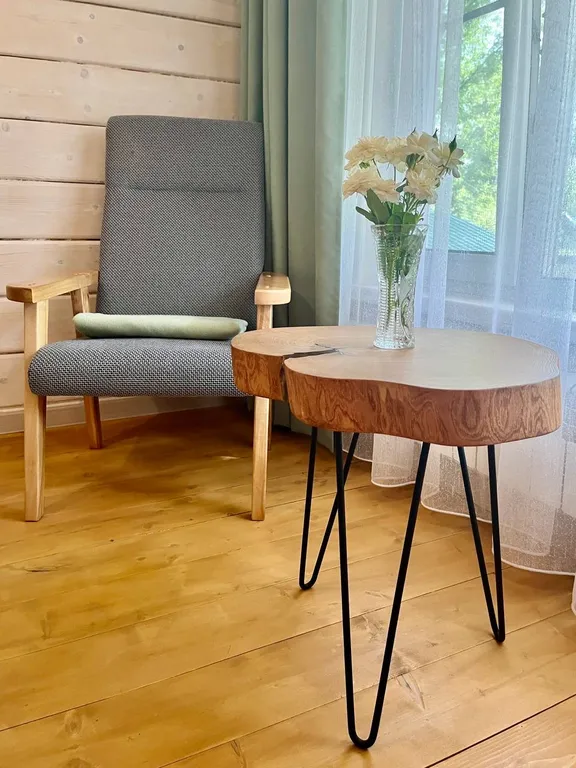 Просторный новый дом на берегу озера у родника